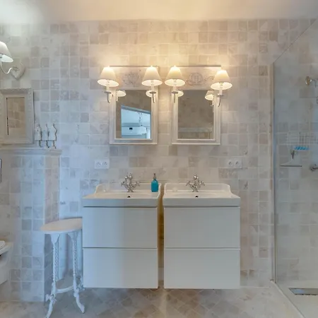 Villa Luxury With Jacuzzi In